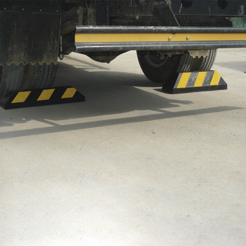 ACCESSPRO AC55TC Tope Vehicular 55cm, Para Camion, Estacionamiento, Color Negro-Amarillo.